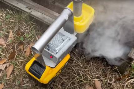 Elektrický odpařovač Instantvap s kouřící tryskou a žlutou baterií u úlu