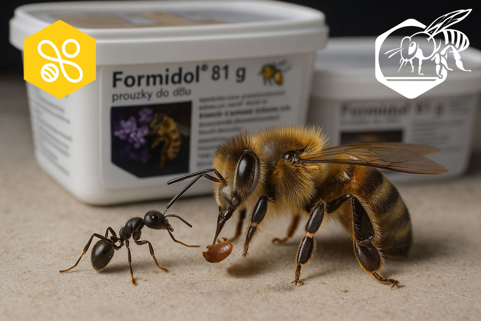 Balení Formidol 81 g s proužky do úlu vedle dřevěného úlu a včely